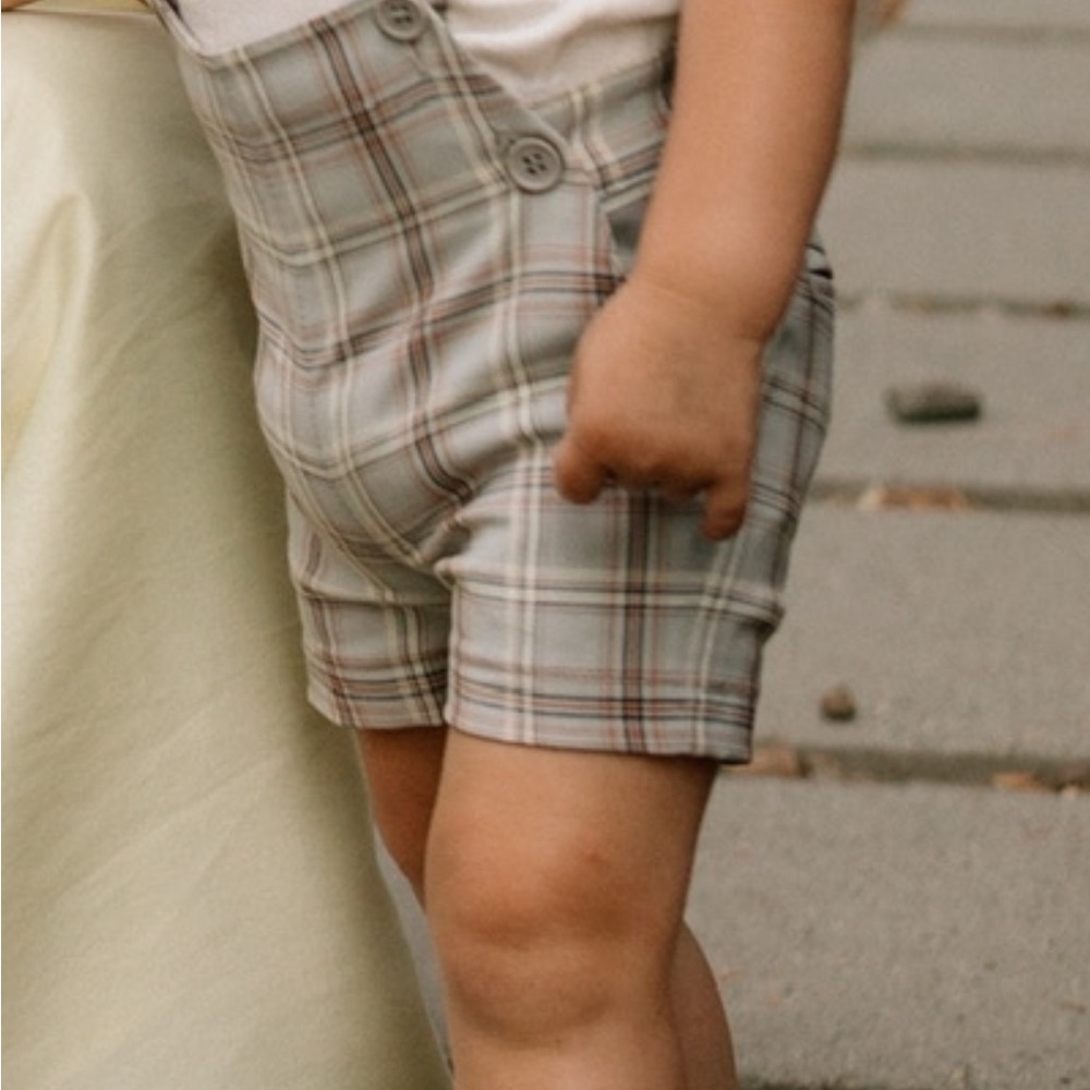 Kidichic boys Plaid Suspender shorts with White knit Top set size 4